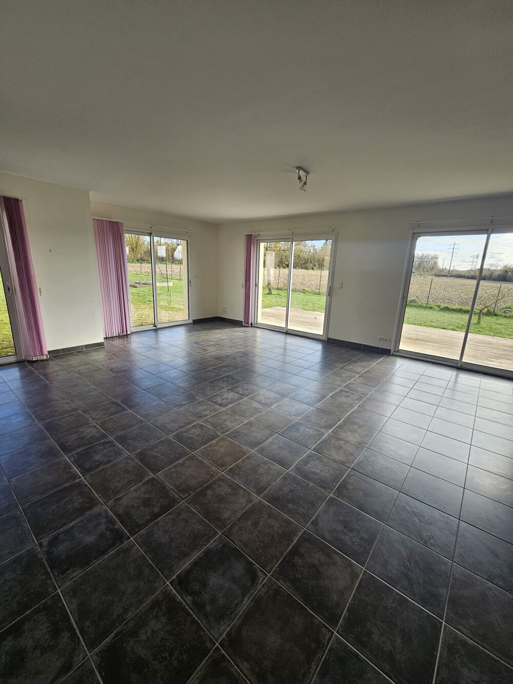   SAINTES, Bureaux de 220 m² au calme avec parking privé Saintes