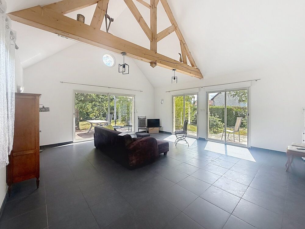 Maison avec grand espace de vie et 2 chambres de plain pied.
