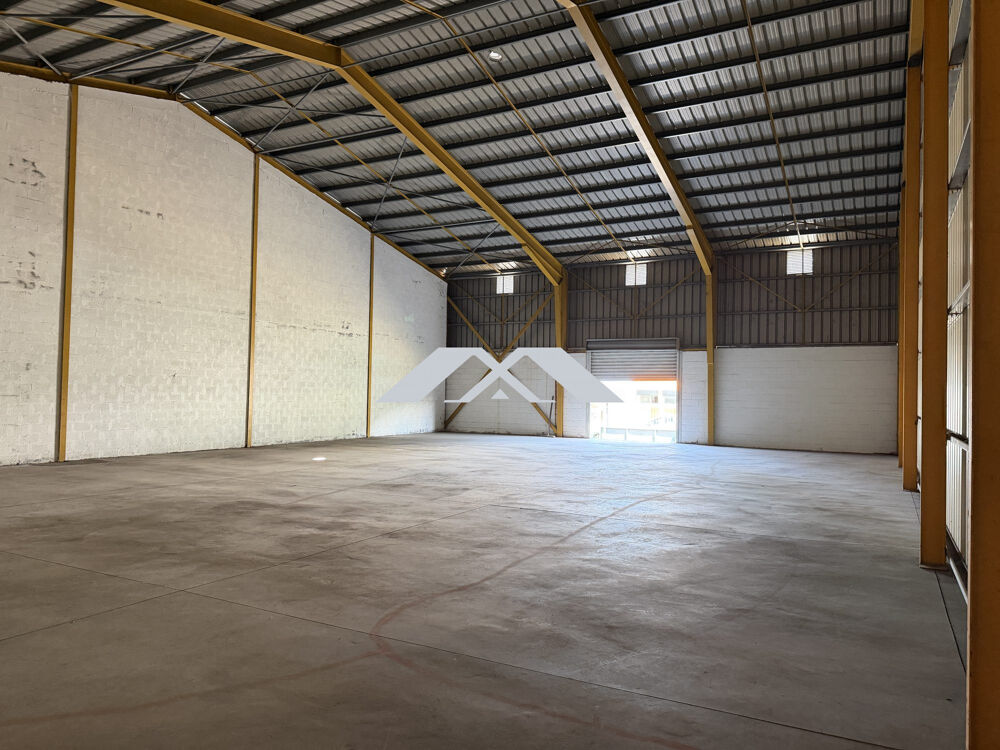   ENTREPOT de 380 m² Saint Pierre Saint-pierre