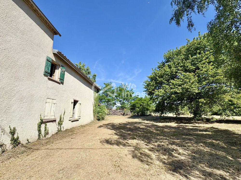 Propriété à rénover avec dépendances et terrain.