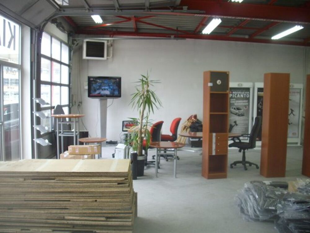   Grand Local Commercial avec show-room en location à l'entrée d 