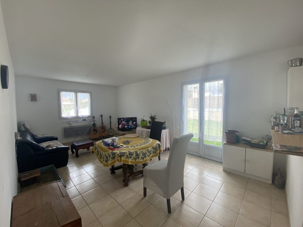 Vente Maison Vairé. Maison de 2 chambres avec garage, jardinet et parking. Vairé