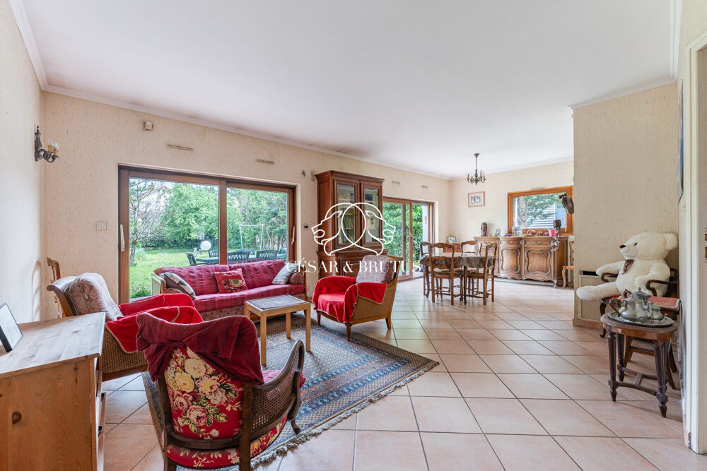 VILLEURBANNE - Maison 6 pièces de 181 m² avec jardin, garages