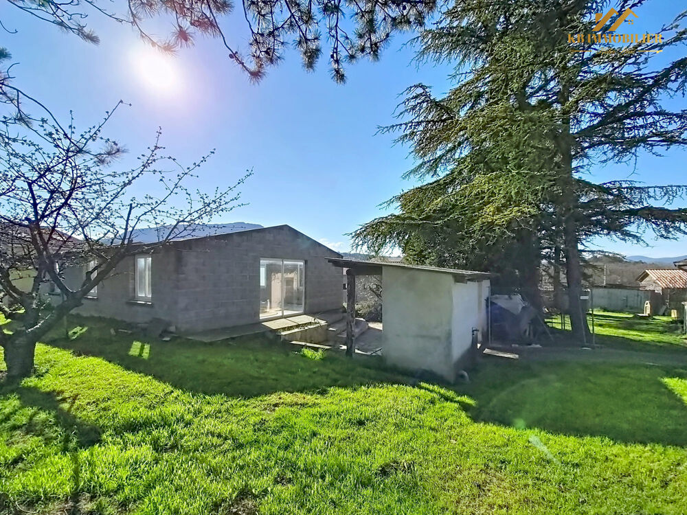 Maison avec une deuxième bâtisse et une piscine intérieure à