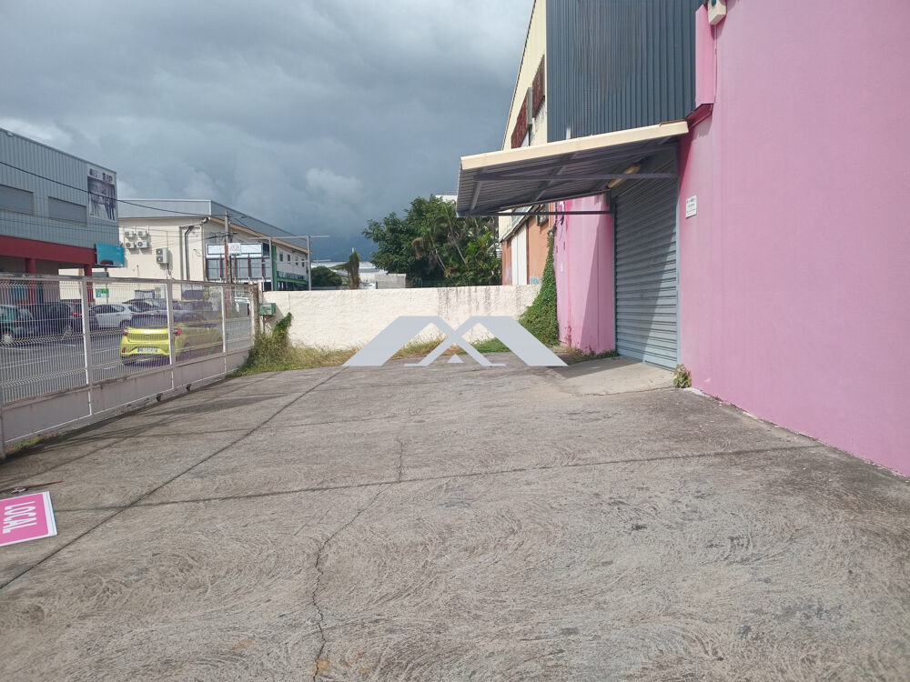   Entrepôt de 1 165 m² avec mezzanine – Sainte-Clotilde 