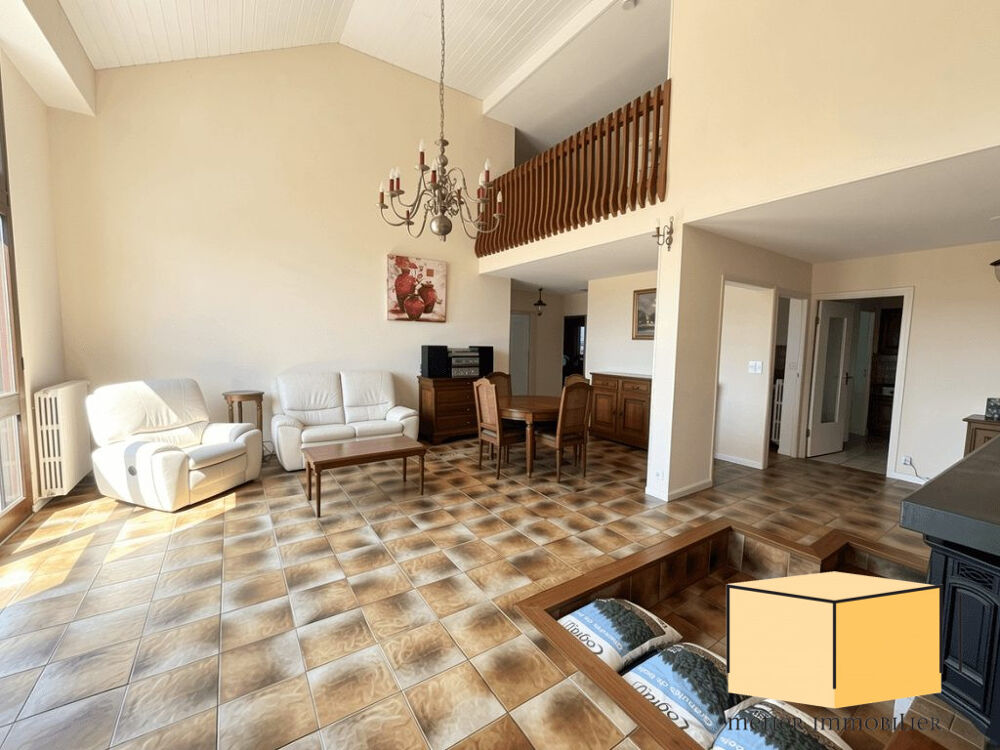 Villa avec terrain et dépendances