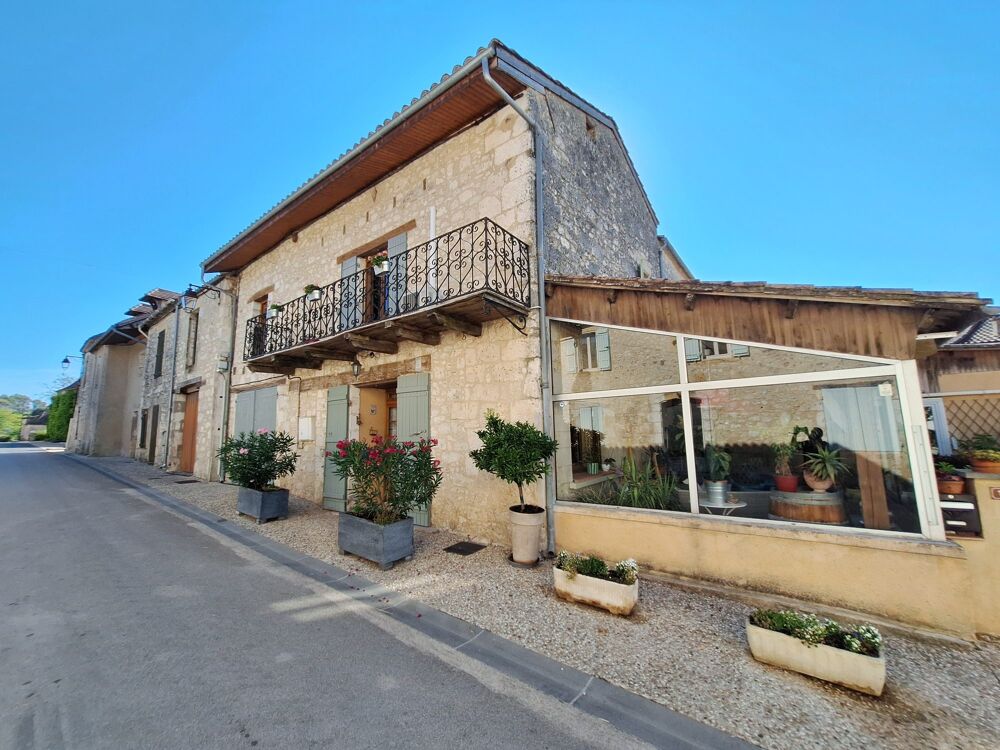 Maison de village en pierre avec cour et garage.