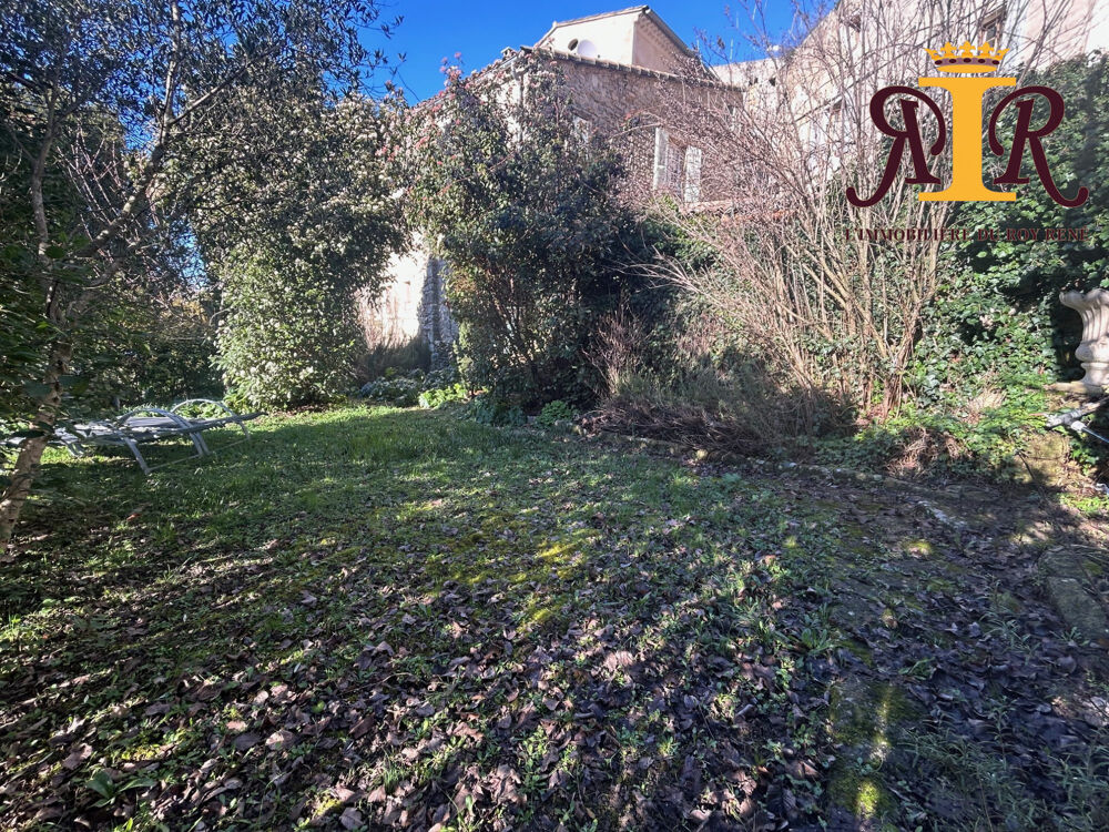 Saignon, maison de village avec jardin.
