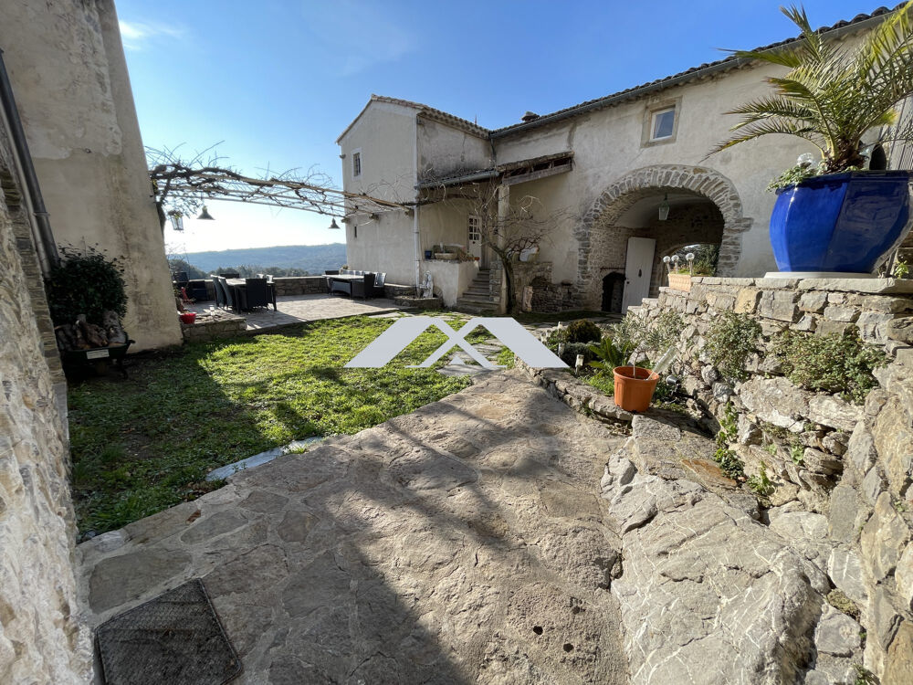 Domaine en pierre du XVIIIe siècle  280 m² habitables  3