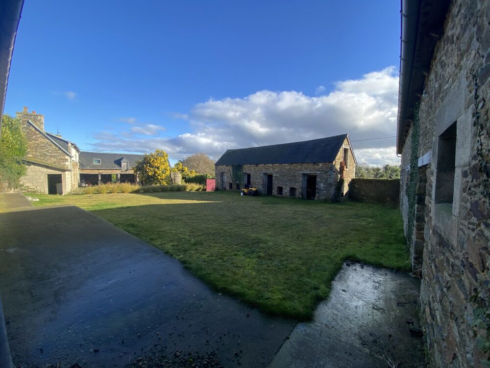 ENSEMBLE DE BATIMENTS EN PIERRES SUR 3Ha