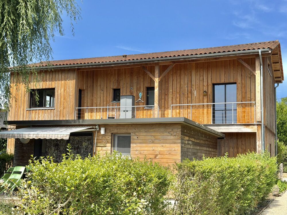 Ensemble immobilier moderne avec maison principale, 7 chalets et