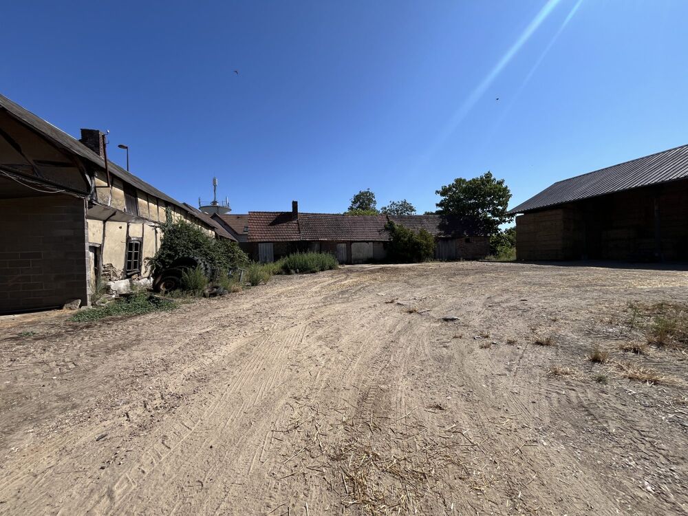 Ancien corps de ferme à rénover . Terrain de 3700 m2 environ.