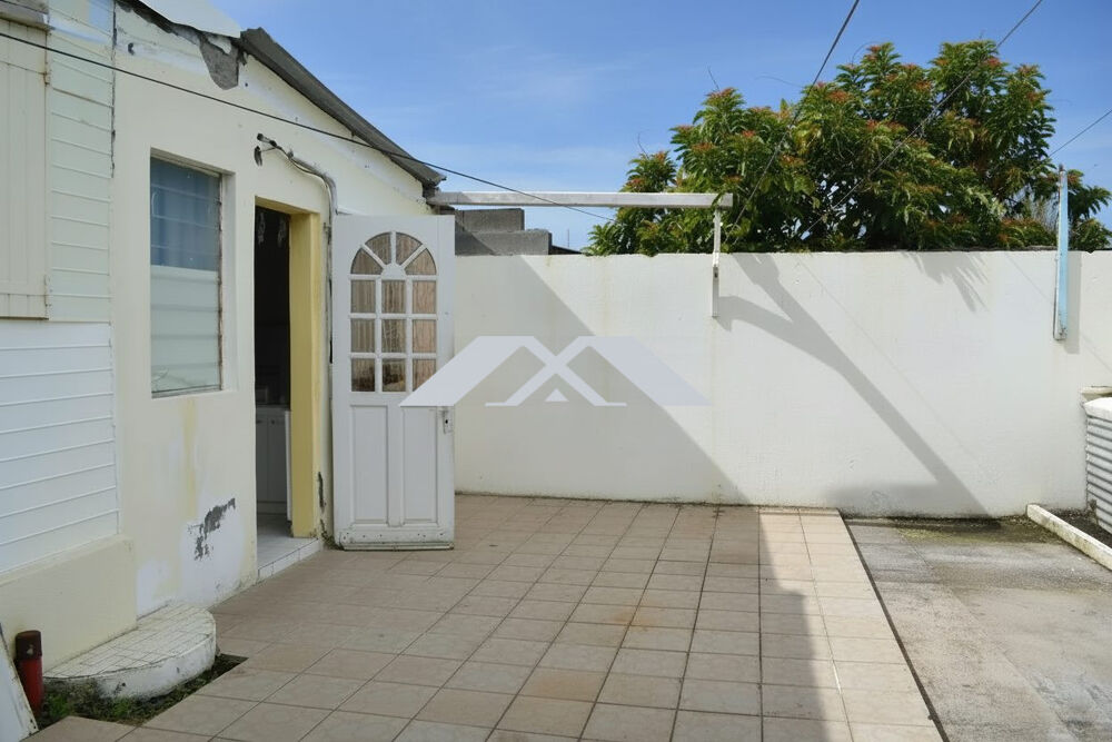 Charmante maison F3 bis à rénover et son jardin fleuri et arbo