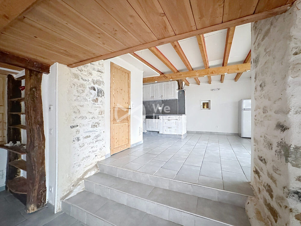 Maison de campagne avec cour et véranda.