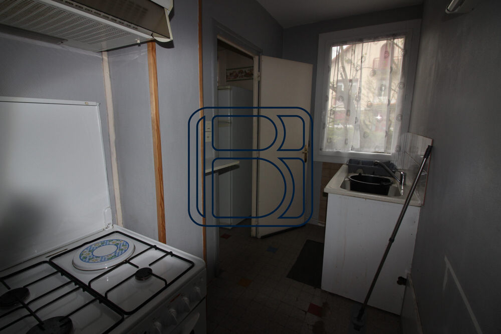 IMMEUBLE AVEC 2 APPARTEMENTS T4 ET GARAGES AVEC TERRAIN