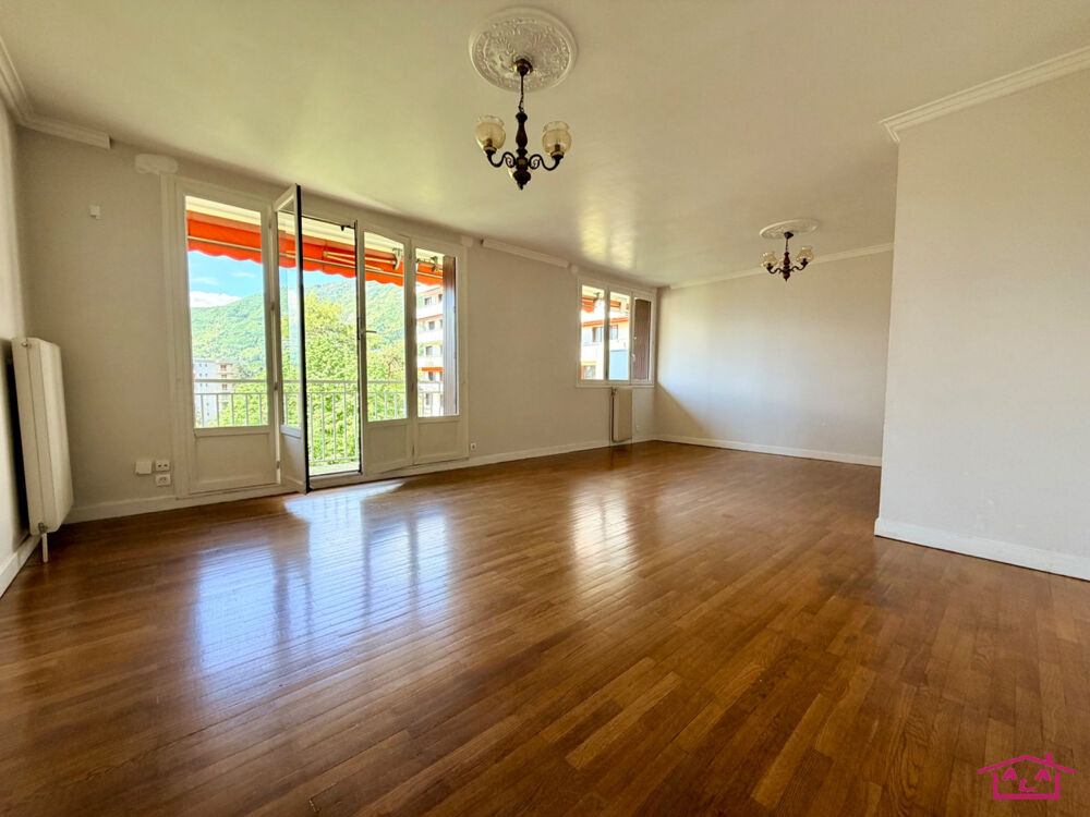 MEYLAN - GRAND APPARTEMENT DONNANT SUR PARC