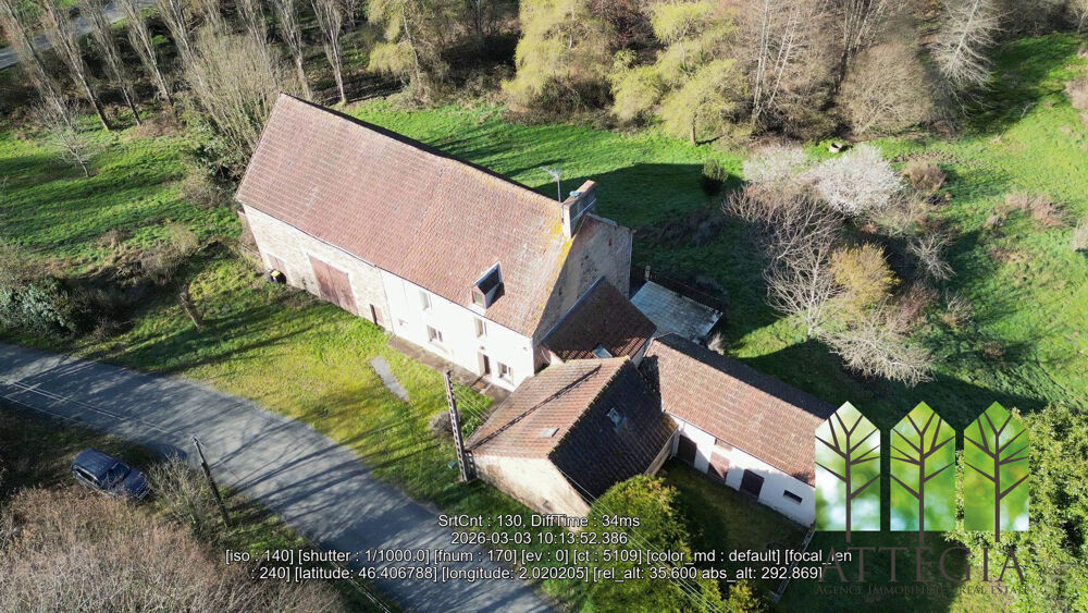 Une maison 4 chambres, une grange et du terrain. De l'eau sur le