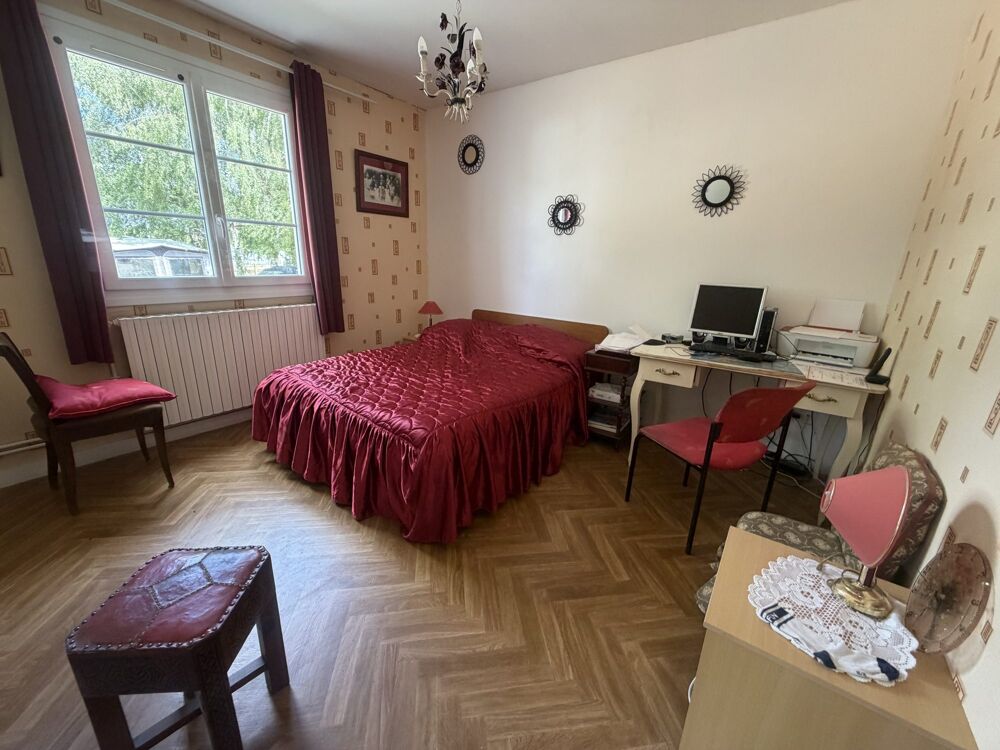 Maison bien située avec superbe terrain et grande dépendance