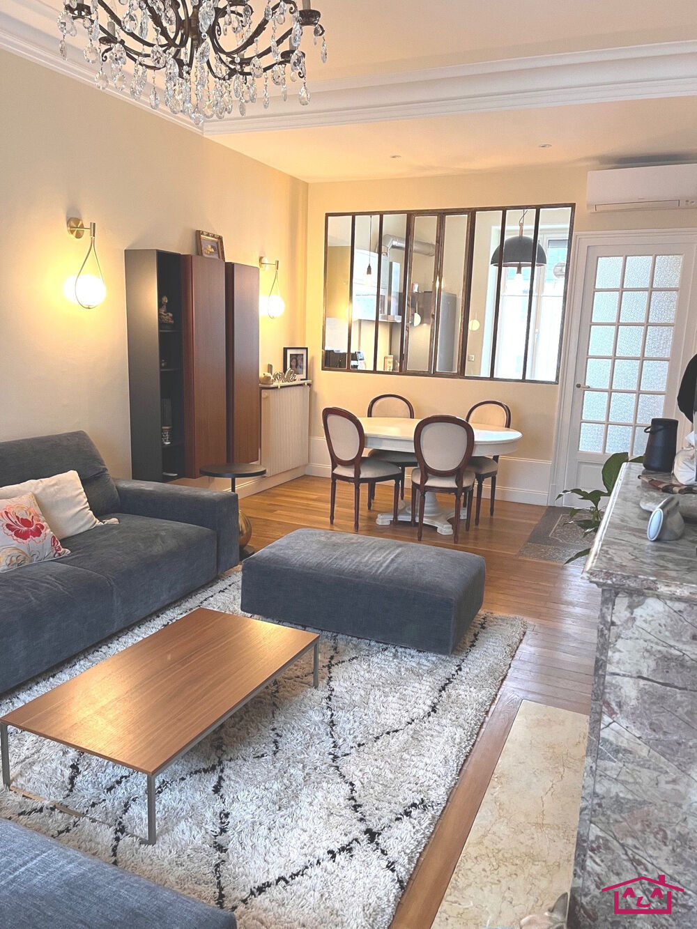TRÈS BEL APPARTEMENT TRAVERSANT CHARME DE L'ANCIEN
