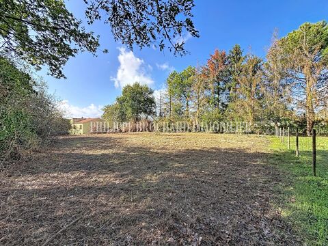   terrain constructible de 1330 m² ! 