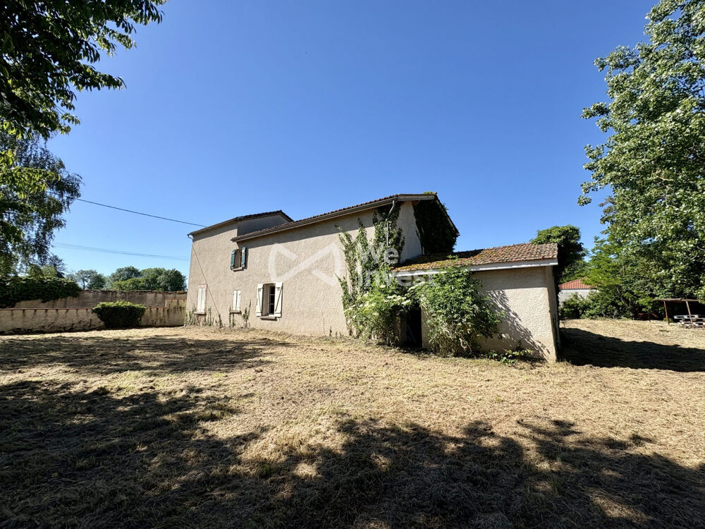 Propriété à rénover avec dépendances et terrain.
