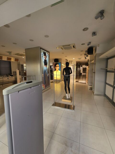   Local commercial 240 m² RDC avec grande vitrine 
