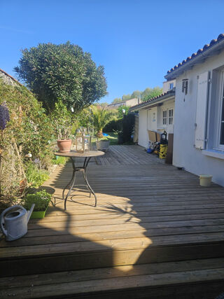  Immeuble à vendre 134 m² Saintes