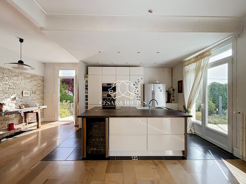 Maison de 182 m2 avec piscine au sel et DPE B à Marcigny