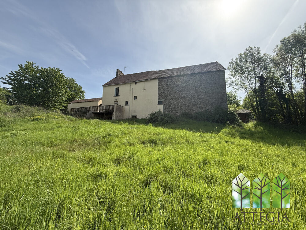 Une maison 4 chambres, une grange et du terrain. De l'eau sur le