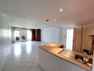  Appartement à louer 3 pièces 84 m²