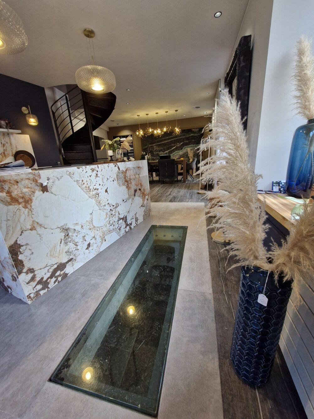   A LOUER - Local commercial d'environ 105 m² 