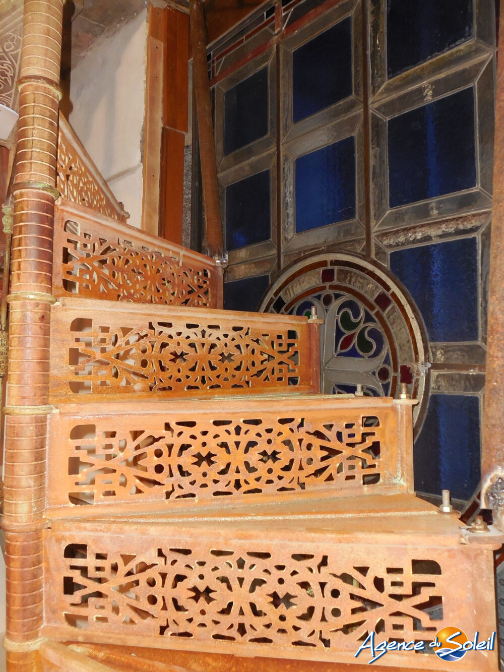 Maison de village en pierres avec balcon