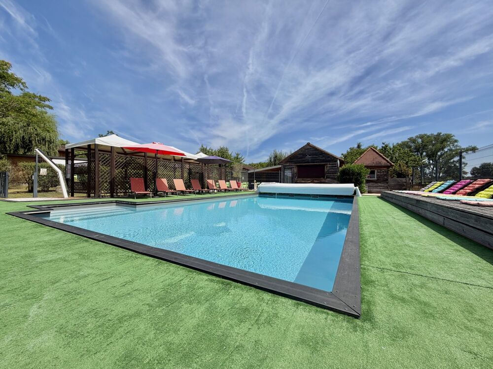 Ensemble immobilier moderne avec maison principale, 7 chalets et