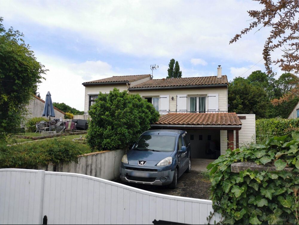 Maison sur deux niveaux de 180m² et son grand terrain