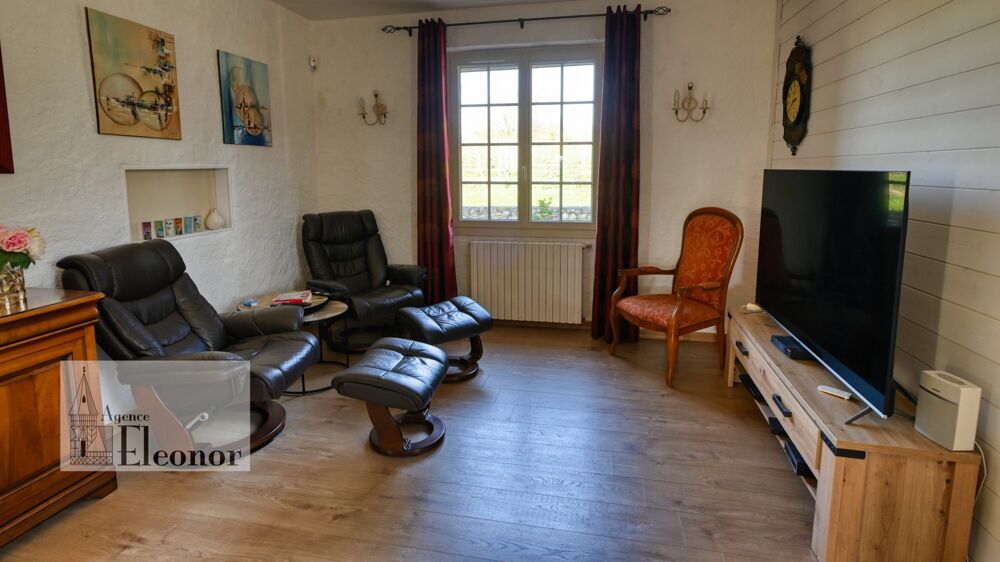 Maison familiale de 208 m² avec piscine et garage  Monbazill