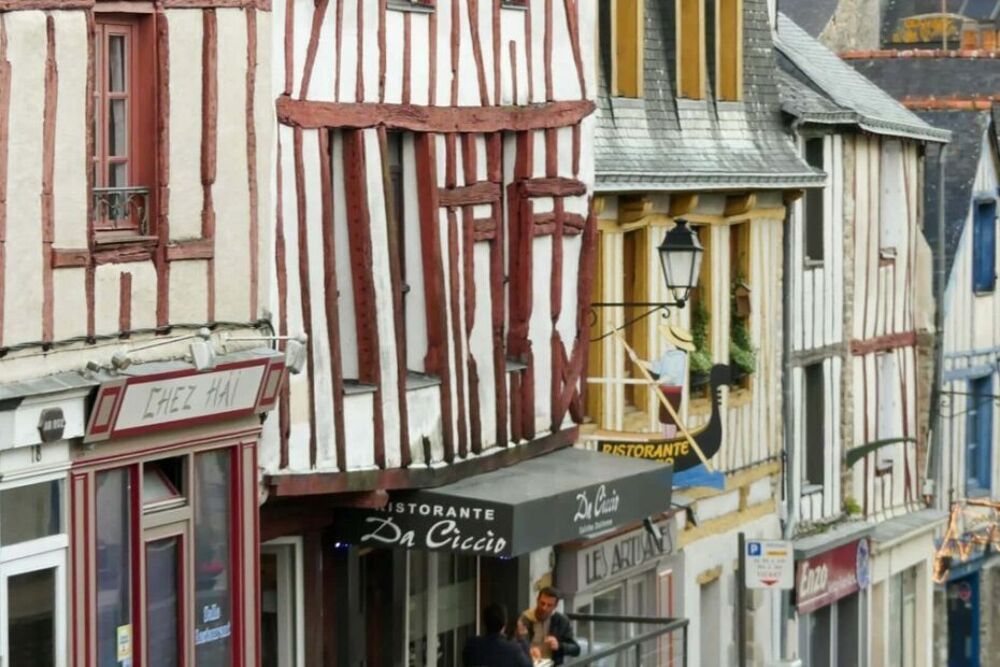   A VENDRE - VANNES INTRA MUROS - EMPLACEMENT RARE - Local commerc 