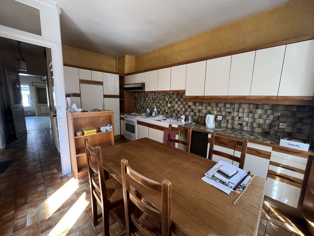 Une maison et un local commercial avec une habitation à l'étag