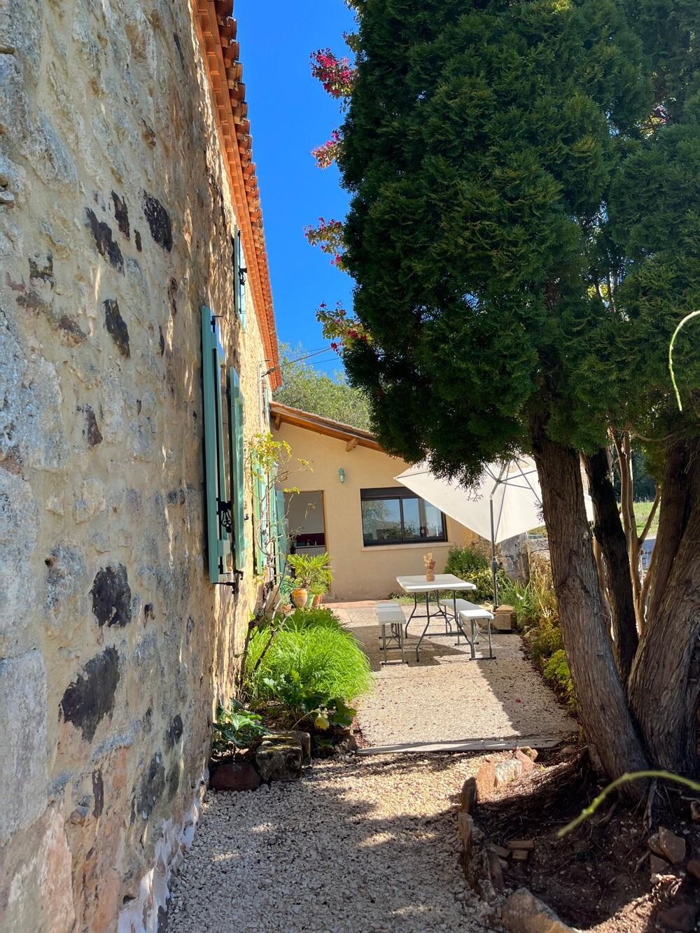 Maison en pierre sur 2 hect en campagne
