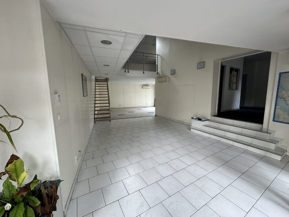  Local 140 m² Saintes