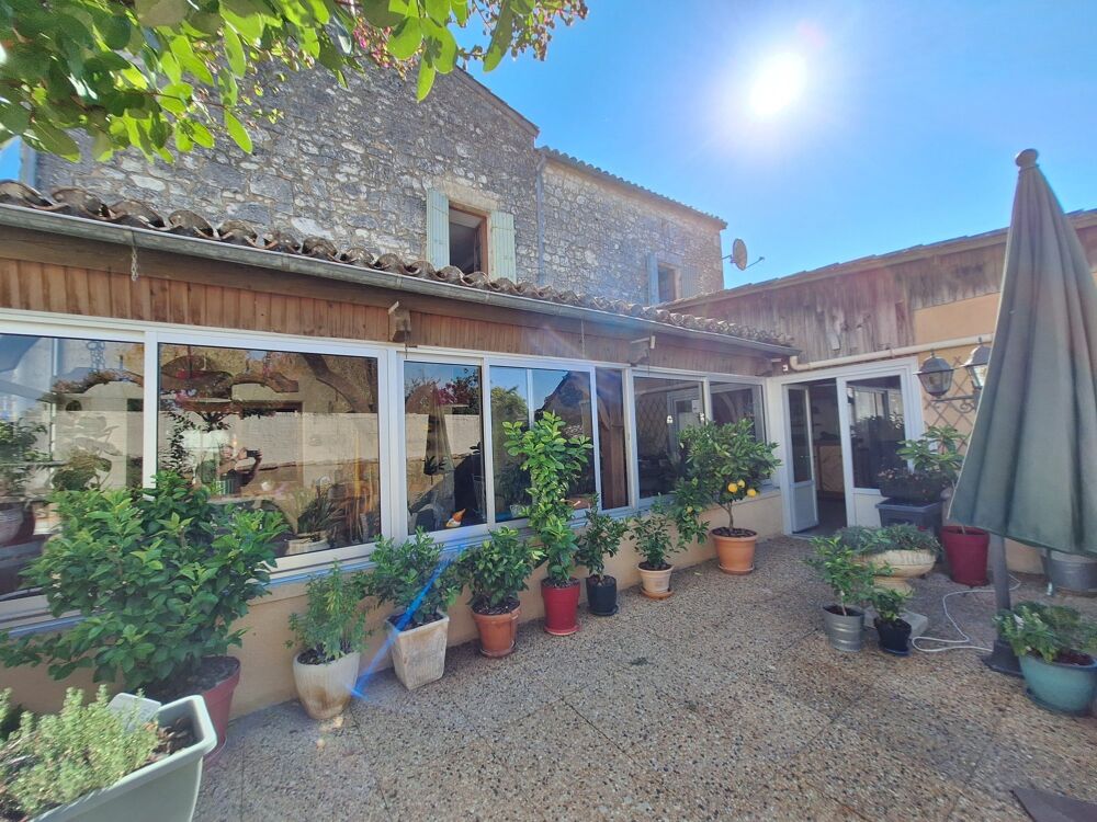 Maison de village en pierre avec cour et garage.