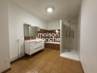  Appartement à louer 4 pièces 127 m²