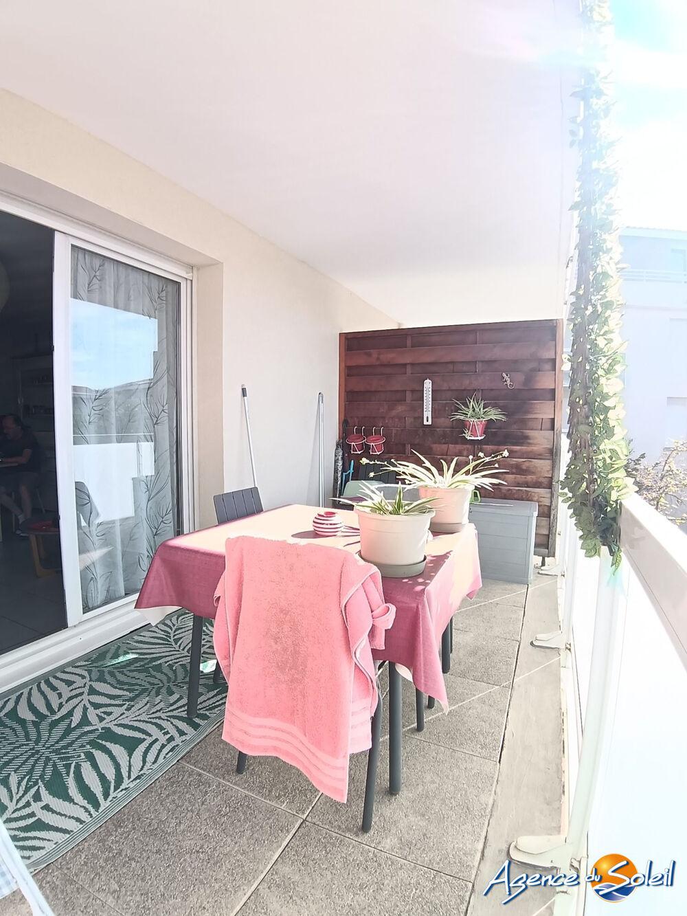 APPARTEMENT RECENT 2 CHAMBRES + PARKING SOUS-SOL