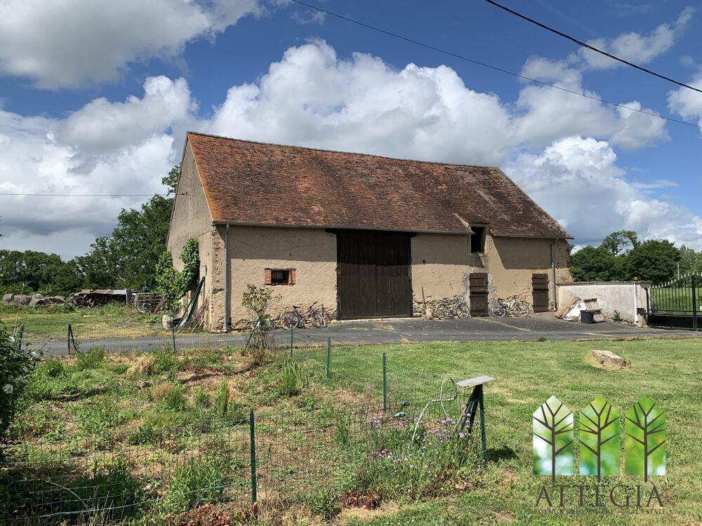 Spacieuse ferme avec granges, rivière et 3 hectares de terrain