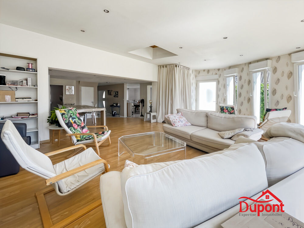 Maison semi individuelle de 160m2,trois chambres,bureau,sous sol