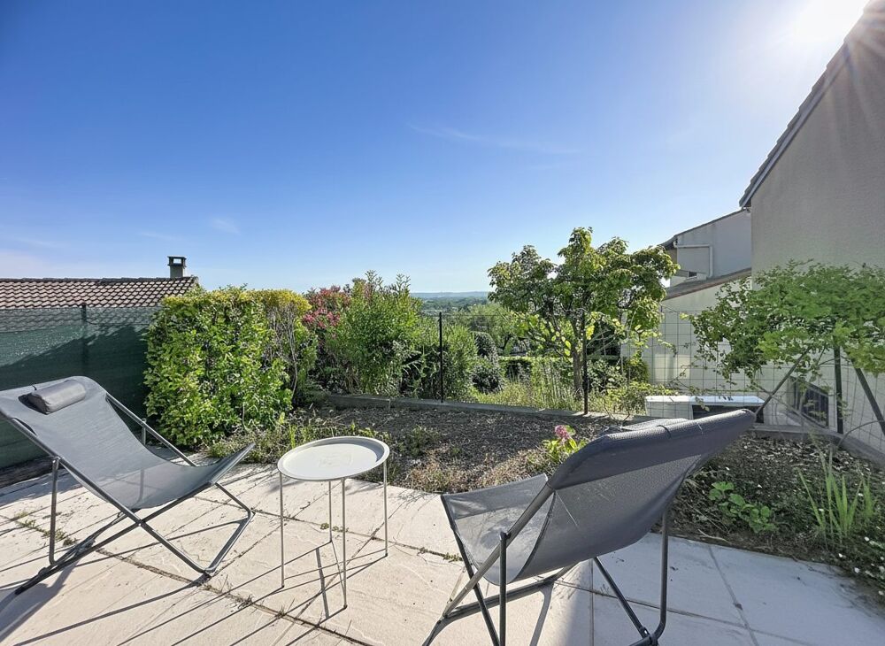 Maison de plain pied avec sous-sol et piscine