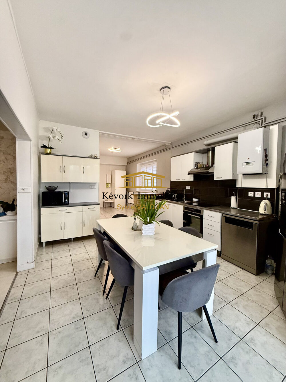 Découvrez votre futur nid douillet : un appartement spacieux et
