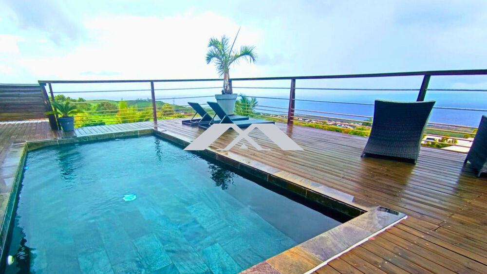 Villa de standing avec piscine et vue panoramique sur l'océan.