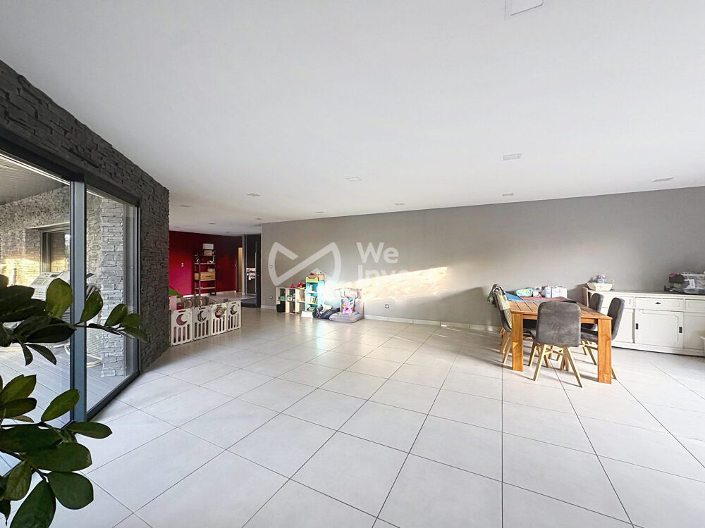 Villa de plain-pied de 225m2 avec piscine, garage et jardin.