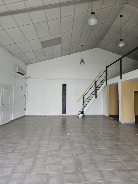   SAINTES , Rive droite, Local d'environ 140 m² et sa mezzanine d 