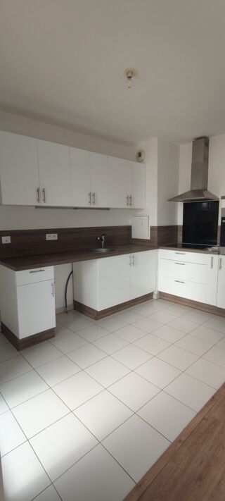  Appartement à louer 4 pièces 82 m²